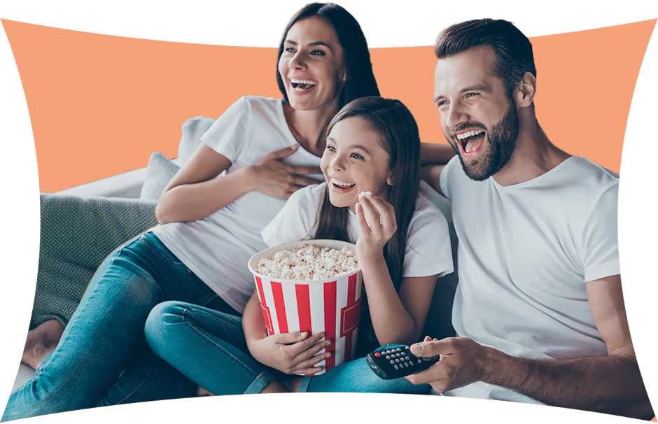 Família assistindo TV em casa